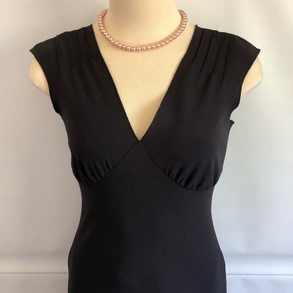 Babaton Black Midi Dress with Sleek Silhouette - Picture 5 of 10